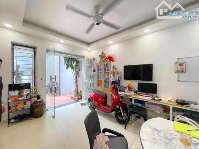 Bán nhà Ngọc Thụy, dân xây mới, lõi trung tâm, sát oto tránh, 5 tầng, 33m2, mt: 5.7m, 8.1