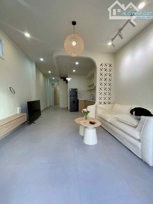 BÁN NHÀ HẺM RỘNG ĐƯỜNG TRẦN HƯNG ĐẠO. DT: 4,2 x 14M. GIÁ: 4 TỶ 450 TRIỆU.