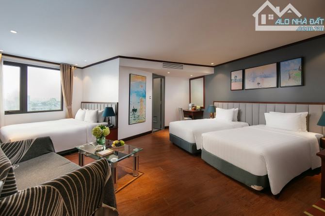 Bán khách sạn mặt phố Hàng Trống 340m2, MT 10m, Giá 398 tỷ, Doanh thu 75 Tỷ/ năm.