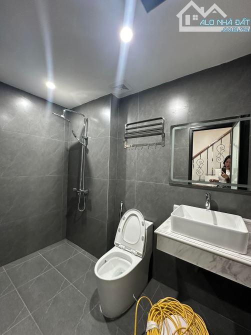 9 tầng thang máy Mặt Phố Nguyễn Chánh, lô góc, có hầm, thông sàn, PCCC, 65m2. Giá 51 tỷ - 10