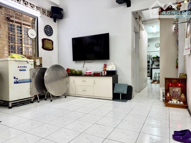 lầu 1 Nguyễn Văn Đừng  P6, Q5,  DT 3,9 x 10, tầng. Giá  2,9 tỷ TL.  Mô tả: + Nhà tập thể, - 10