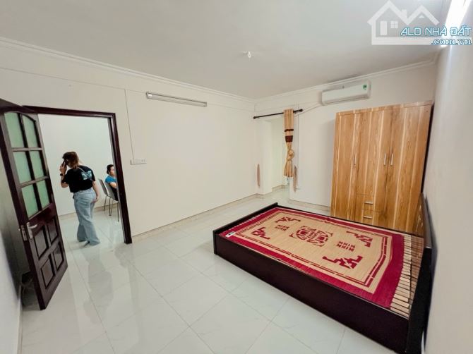Bán căn hộ tập thể tầng 2, Ban Kinh Tế Trung Ương 260 Đội Cấn, Ba Đình 75m, giá 4.28 tỷ. - 1