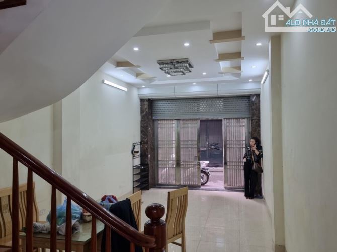 Bán nhà Trần Quốc Hoàn, dt45m, mt4m, ô tô tránh, gần phố, kinh doanh. - 1