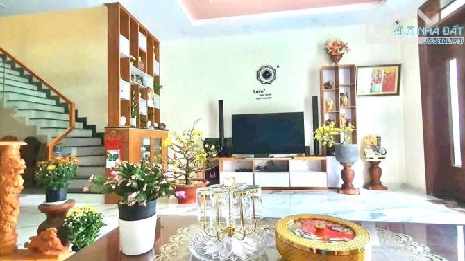 Nhà 3 tầng mặt tiền đường Nguyễn hữu cảnh dt 142m2 - 1