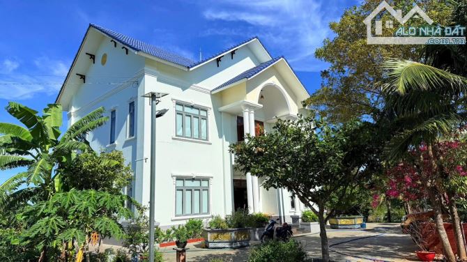 CĂN BIỆT PHỦ MẶT TIỀN LÊ DUẨN XÃ ĐẤT ĐỎ TPHCM DT 6700m2 có sẵn 640m2 thổ cư - 1