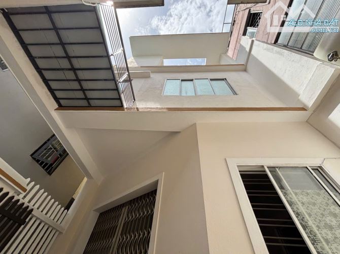 Nhà 2.5 Tầng LÊ DUẪN cách đường đúng 1 cái nhà giá chỉ hơn 5 Tỷ Xxx - 1