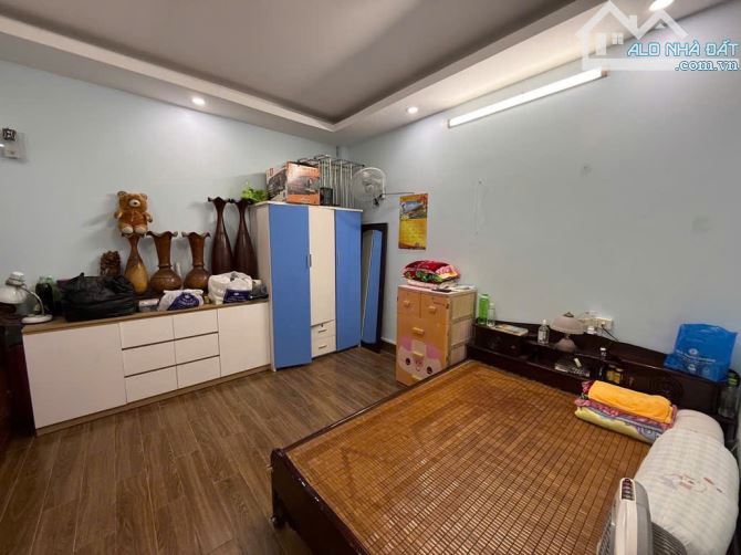 Bán căn nhà 30m 5 tầng, 10m ra đường ô tô tránh cách chợ Việt Hưng, phố Ngô Gia Tự 150m - 1