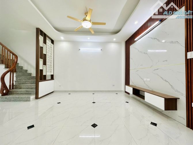 🏠 NHÀ 5 TẦNG - 1 NHÀ RA Ô TÔ TRÁNH - FULL NỘI THẤT - Ở NGAY – TRUNG TÂM THẠCH BÀN.