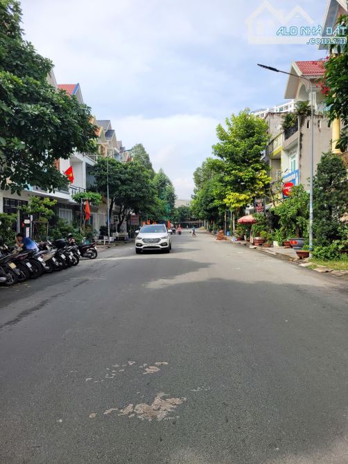 Bán nhà 1 trệt 2 lầu MT đường số 1 KDC Toa Xe 1 p.Dĩ An Tp.Dĩ An chỉ 5ty600 TL M7568 - 1