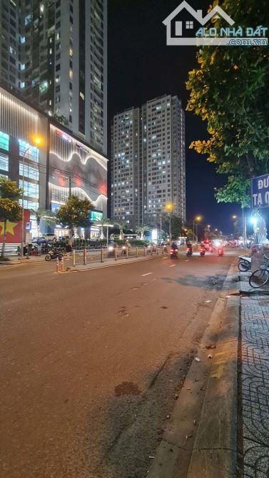 Bán 3 căn liền kề mặt tiền đường Dương Quang Đông, Phường Chánh Hưng. Vị trí kinh doanh - 1