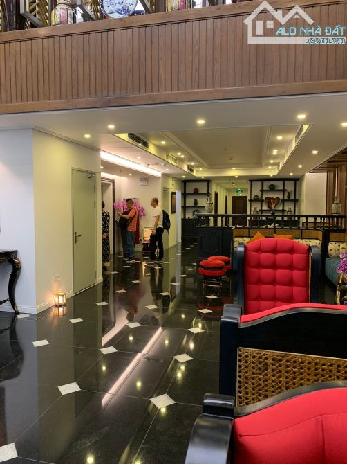 Bán khách sạn mặt phố Hàng Trống 340m2, MT 10m, Giá 398 tỷ, Doanh thu 75 Tỷ/ năm.