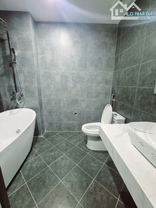 6 tầng thang máy xây mới, 15m Phố Đội Cấn, full nội thất từng phòng thông, 46m2. Giá 15 tỷ - 21
