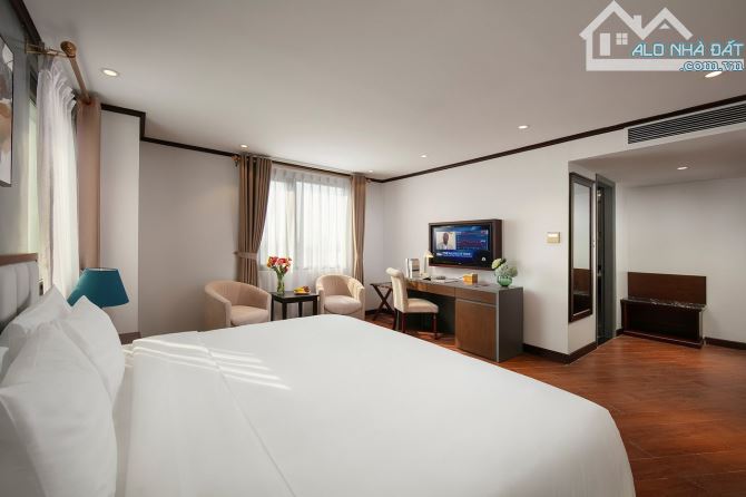 Bán khách sạn mặt phố Hàng Trống 340m2, MT 10m, Giá 398 tỷ, Doanh thu 75 Tỷ/ năm.