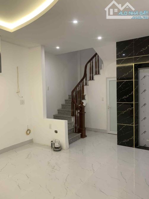 Bán nhà khu vực tây hồ. Phố lạc long quân. 37mx7tang cầu tháng máy. Mặt tiền 4m.dai8,2m.Ti - 2