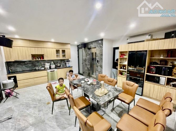 Bán Biệt Thự Quận Long Biên 63m2-Mt 6m-PHÂN LÔ Ô TÔ TRÁNH, VỈ HÈ-THANG MÁY, KINH DOANH-2x - 2