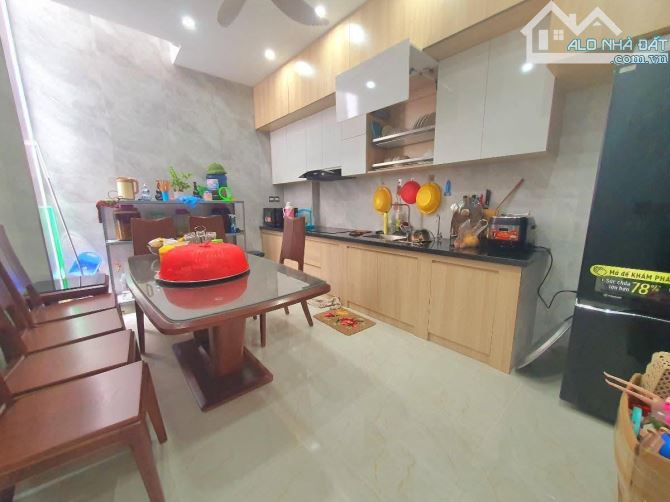 Bán Gấp  nhà ngô quyền 50m2 x 5 tầng thang  máy  Ô tô đỗ cửa  phố xá sầm uất - 2