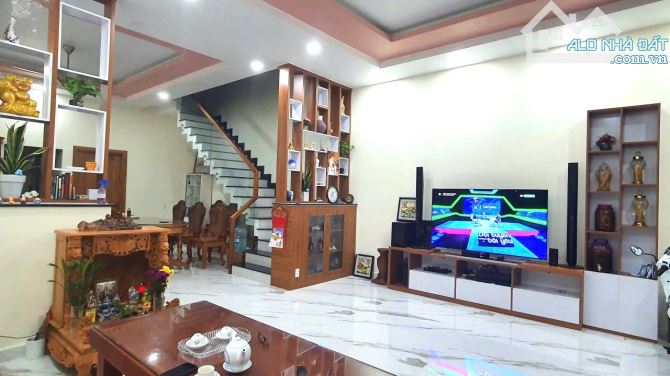 Nhà 3 tầng mặt tiền đường Nguyễn hữu cảnh dt 142m2 - 2