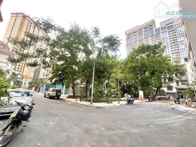 ĐẤT PHÂN LÔ VIP KHU BIỆT THỰ VƯỜN ĐÀO 95 TỶ 176m MT 11m 3 Ô TÔ TRÁNH LẠC LONG QUÂN TÂY HỒ - 2