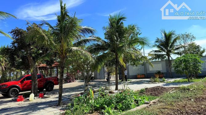 CĂN BIỆT PHỦ MẶT TIỀN LÊ DUẨN XÃ ĐẤT ĐỎ TPHCM DT 6700m2 có sẵn 640m2 thổ cư - 2