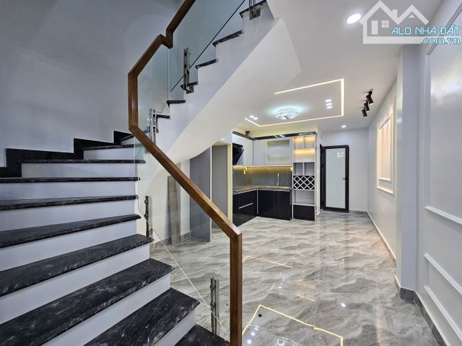 Bán nhà Trần Nguyên Hãn, Ô tô đỗ trong nhà gias5,5 tỷ - 2
