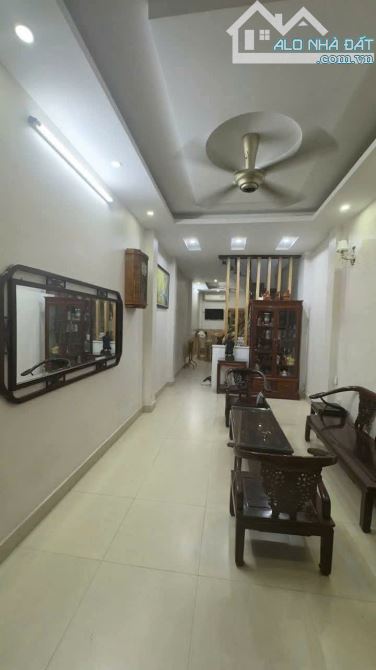 Bán nhà Đội Cấn, nội thất như hình, dựa vào ở ngay - 2