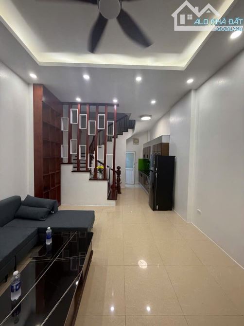 Thịnh Hào 2 - Ngõ thông - Trước nhà rộng 2m - Cách ô tô 70m - Nhà dân xây chắc chắn - 2