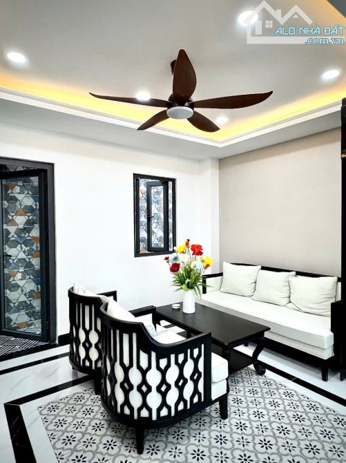 Gấp gấp nhà hẻm Hoàng Việt - cách mặt tiền 30m - 65m2 - 4.8x14m - 4 tầng - 4PN - 11 tỷ - 2