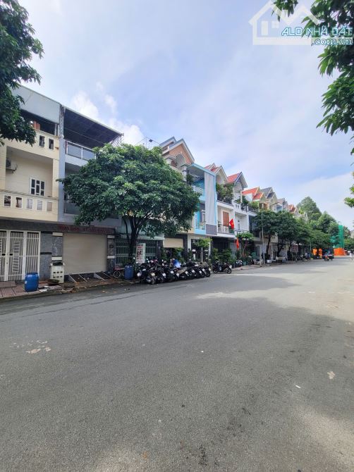 Bán nhà 1 trệt 2 lầu MT đường số 1 KDC Toa Xe 1 p.Dĩ An Tp.Dĩ An chỉ 5ty600 TL M7568 - 2