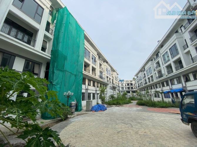 BÁN BIỆT THỰ LIỀN KỀ TĐC TRÂU QUỲ-ĐỐI DIỆN CÔNG VIÊN GIA LÂM-81m2-4 tầng-17,5 tỷ - 2