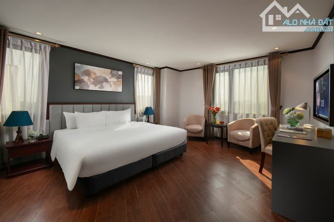 Bán khách sạn mặt phố Hàng Trống 340m2, MT 10m, Giá 398 tỷ, Doanh thu 75 Tỷ/ năm.