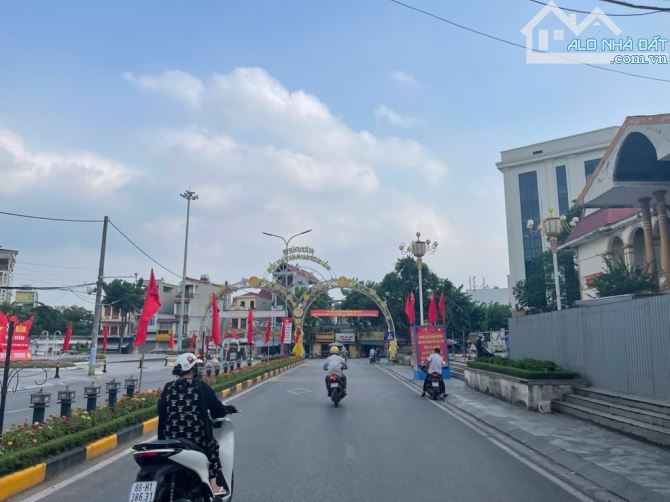 🏠 BÁN NHÀ 3 TẦNG –  TẶNG NỘI THẤT -MẶT PHỐ KINH DOANH SẦM UẤT NGÀY ĐÊM - ĐƯỜNG RỘNG 10M. - 3