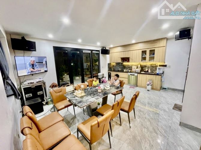 Bán Biệt Thự Quận Long Biên 63m2-Mt 6m-PHÂN LÔ Ô TÔ TRÁNH, VỈ HÈ-THANG MÁY, KINH DOANH-2x - 3