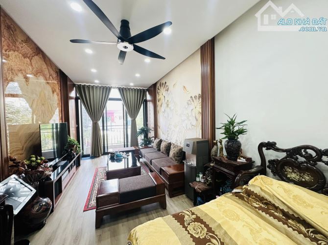 NHÀ ĐẸP MẶT PHỐ CHÙA BỘC - VỈA HÈ KINH DOANH THANG MÁY 65M2 GIÁ CHỈ 4X TỶ - 3