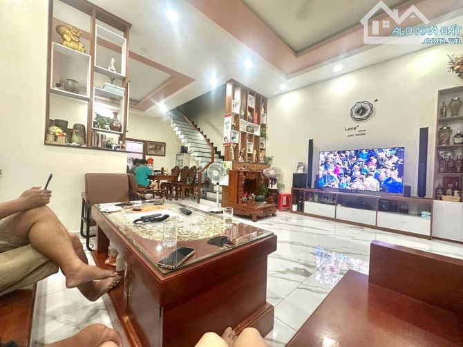 Nhà 3 tầng mặt tiền đường Nguyễn hữu cảnh dt 142m2 - 4