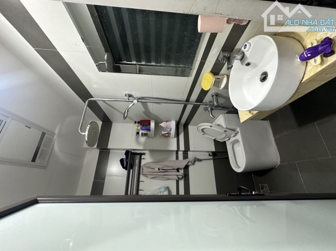 7 TỶ HƠN . 30 M RA Ô TÔ CHẠY . NGÕ BA GÁC .  33 M 2 . 4 NGỦ . NHÀ KHUNG CỘT CHẮC CHẮN . - 4