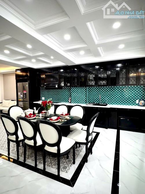 Gấp gấp nhà hẻm Hoàng Việt - cách mặt tiền 30m - 65m2 - 4.8x14m - 4 tầng - 4PN - 11 tỷ - 4