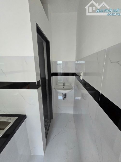 Bán nhà hẻm Trần Hưng Đạo, gần chợ Hoa Lư. Nhà sau mặt tiền hẻm 1 căn - 4