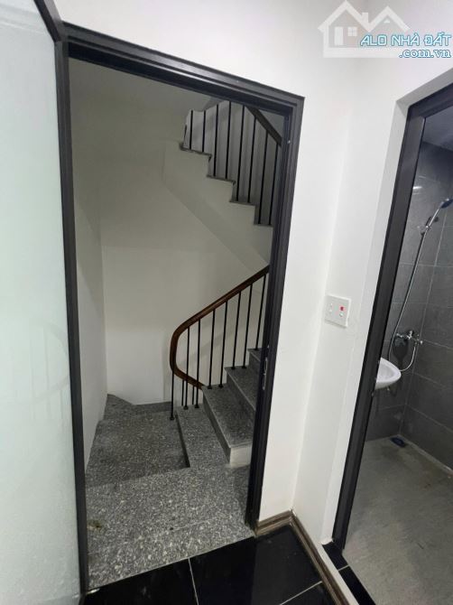 Cho thuê nhà nguyên căn ngõ 495 đường Bạch Đằng, Phường Chương Dương, Quận Hoàn Kiếm. DT - 4