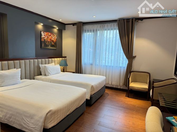 Bán khách sạn mặt phố Hàng Trống 340m2, MT 10m, Giá 398 tỷ, Doanh thu 75 Tỷ/ năm.