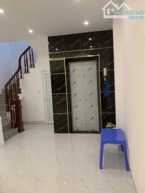 Bán nhà khu vực tây hồ. Phố lạc long quân. 37mx7tang cầu tháng máy. Mặt tiền 4m.dai8,2m.Ti - 5