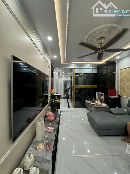 Vip! Bán nhà Đội Cấn 7 tầng thang máy ,ngõ nông ,dt 35m ,mt 4m - 5