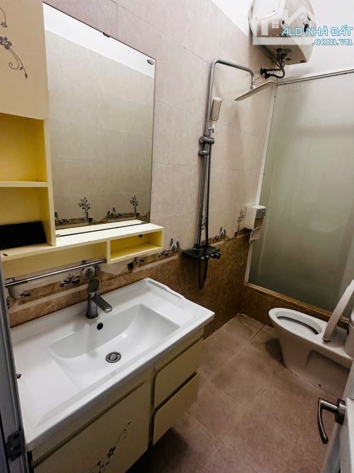 Cho thuê nhà đẹp Trần Quốc Hoàn, Cầu Giấy. DT 65m2, 5 tầng. Giá 23 tr(thg) - 5