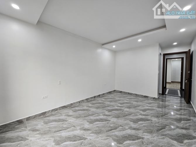 Bán nhà Trần Nguyên Hãn, Ô tô đỗ trong nhà gias5,5 tỷ - 5