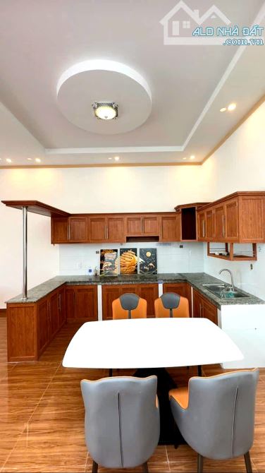 BÁN NHÀ TRẢNG DÀI KP3, ĐƯỜNG RỘNG 6m, SÂN ĐẬU 3 OTO GẦN NGÃ 3 5 THƯỞNG - 6