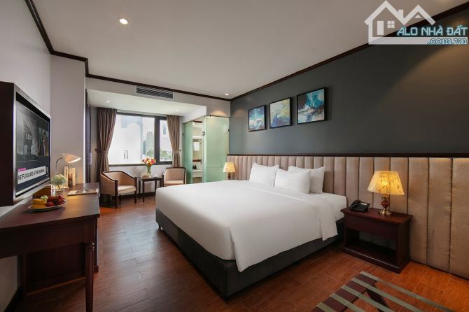 Bán khách sạn mặt phố Hàng Trống 340m2, MT 10m, Giá 398 tỷ, Doanh thu 75 Tỷ/ năm.