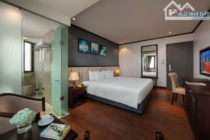 Bán khách sạn mặt phố Hàng Trống 340m2, MT 10m, Giá 398 tỷ, Doanh thu 75 Tỷ/ năm.