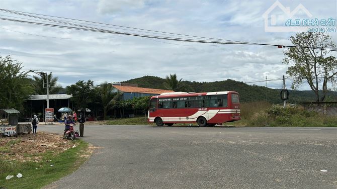 Bán 1550m2 có 300m2 đất ở ONT mặt tiền đường ĐT 711, ngang 19m giá tốt nhất chỉ 2.5 tỷ - 9
