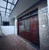Bạn đang tìm kiếm căn nhà riêng tư có sân cổng riêng? Sân để đc chục xe máy tiện lợi