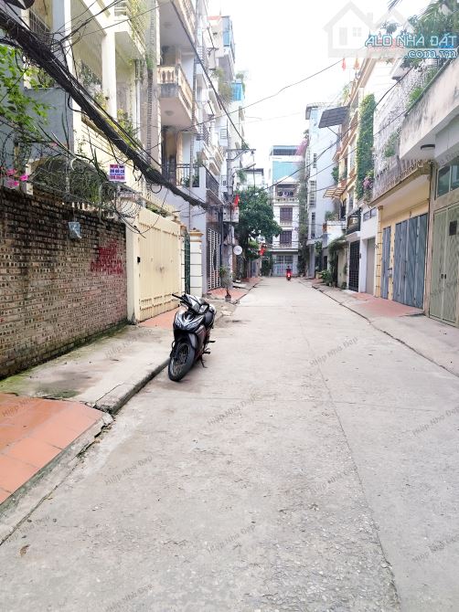 BÁN NHÀ PHÙNG CHÍ KIÊN 69m2. PHÂN LÔ - GARA Ô TÔ, 2 Ô TÔ TRÁNH TRƯỚC NHÀ - 3