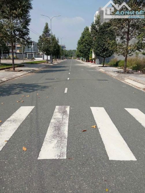 BÁN NHANH LÔ ĐẤT 210M2 GIÁ 1TỶ950 NGAY CẠNH QUỸ ĐẤT 77HA XÂY TTTM GẦN CHỢ LONG THÀNH 3KM - 1